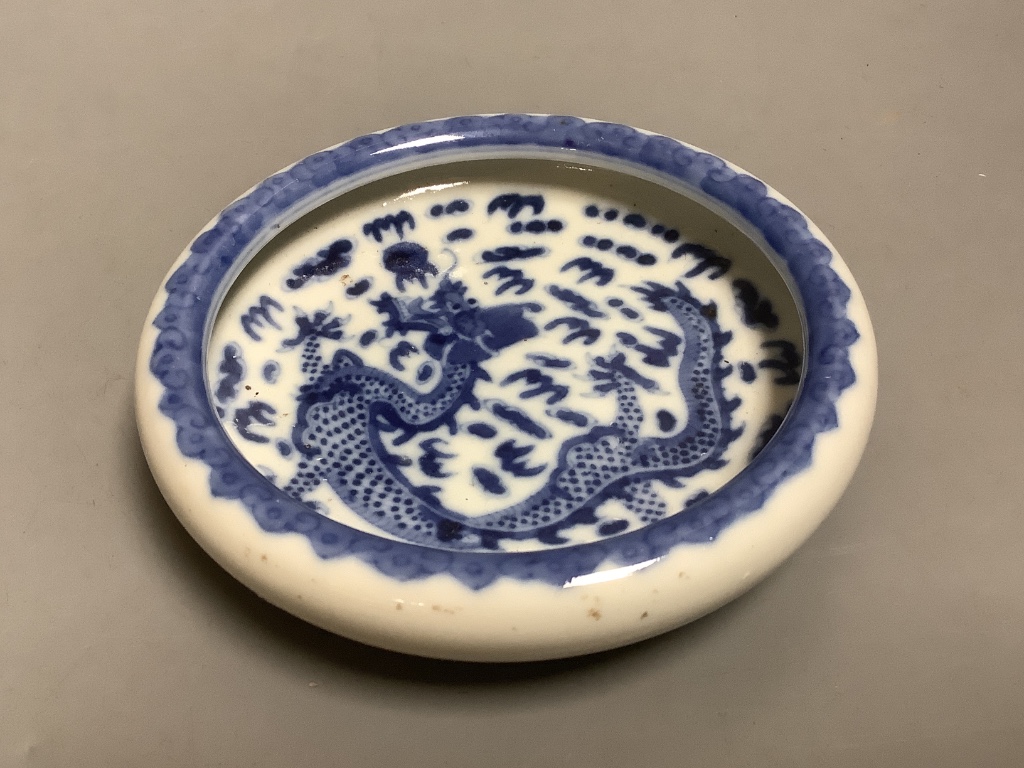 A Chinese blue and white brush washer, diameter 10cm